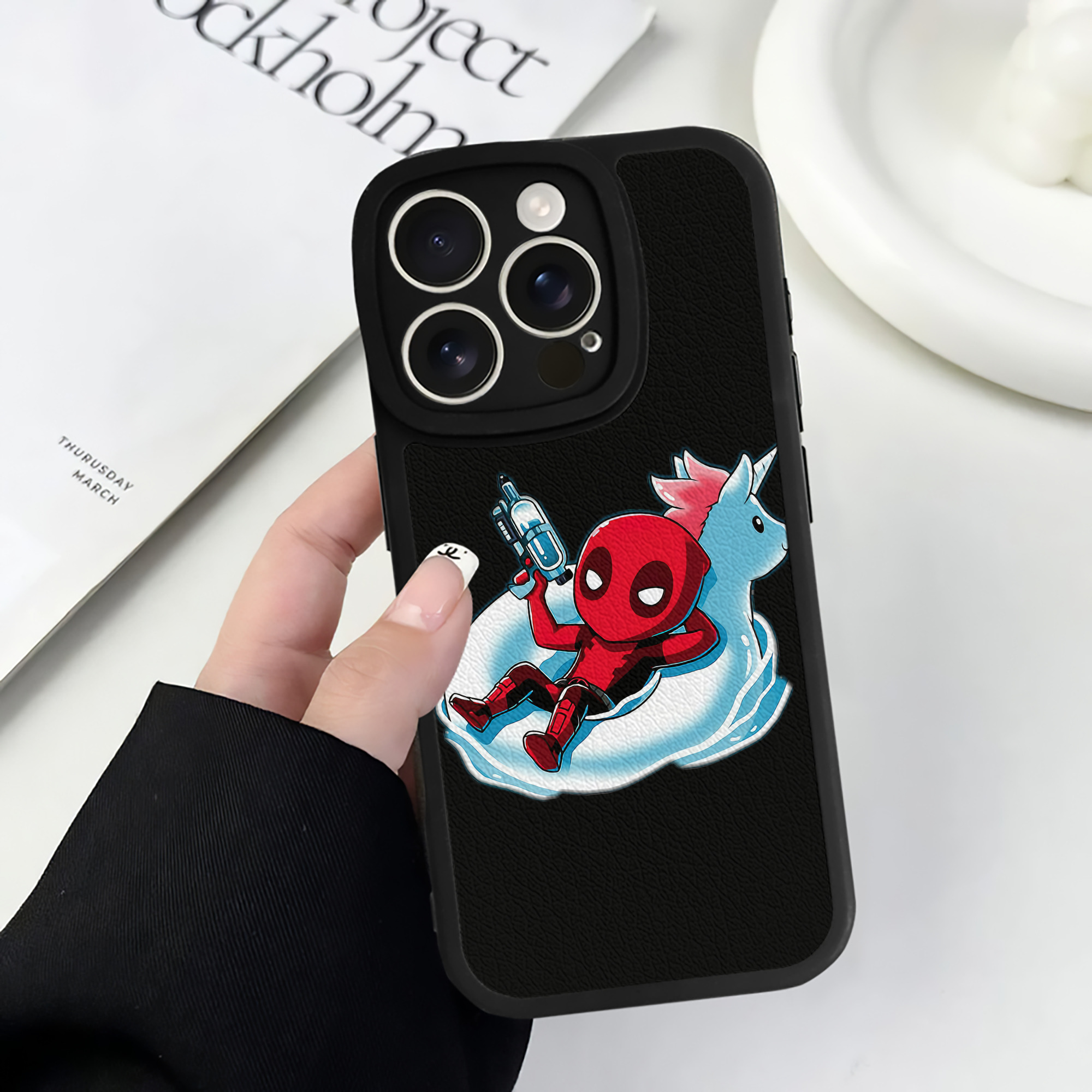 （画像用） Deadpool デッドプール 【iPhone 16シリーズ対応】シリコンスマホケース（レザー調） 材質：シリコン